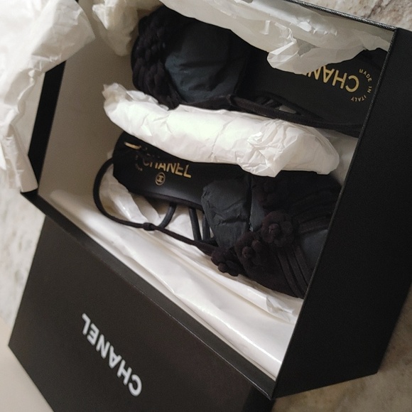 Chanel Black Suede Sandals 40 Interlocking CC Logo Camellia Flowers 2021 Cruise - Picture 6 of 16